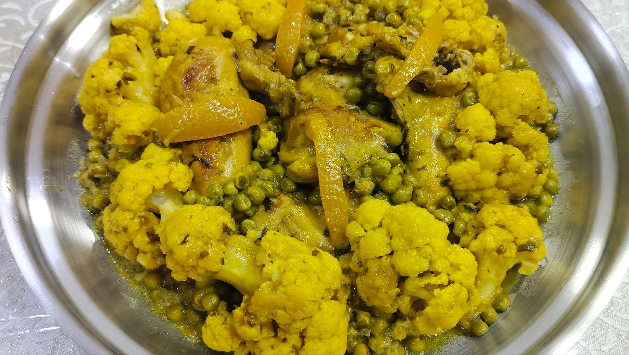 طاجين الدجاج بالقرنبيط والبازلاء من المطبخ المغربي